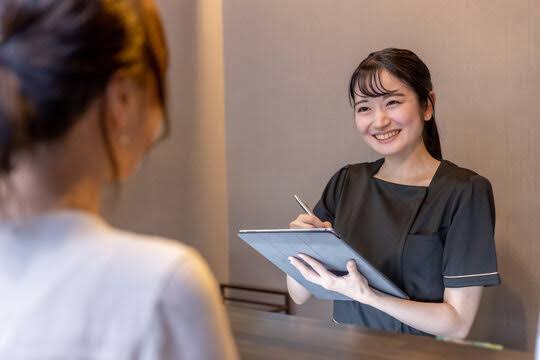 パーソナルトレーナーがカウンセリングしている写真。食事やたんぱく質摂取の相談をしているイメージ